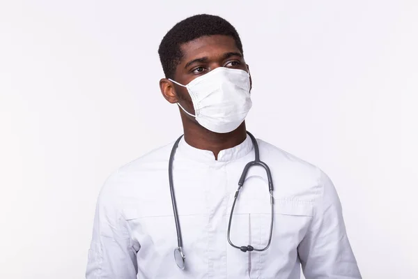 Médecin afro-américain masqué sur fond blanc. Médecine, santé et personnes concept . — Photo