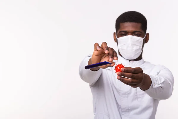 Échantillons de tubes à essai médicaux à la main du médecin sur fond blanc avec espace de copie. Mise au point de vaccins, concept de pandémie et de coronavirus . — Photo