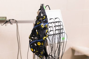 Klinikte EEG veya Elektroensefalografi donanımı.