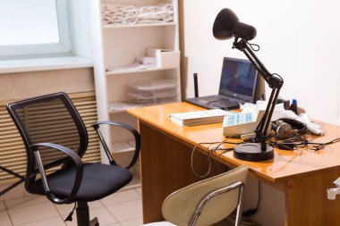 Hastanede temiz ve rahat bir oda. Doktorun ofisi. Doktor odası kapanıyor. Hastane kontrolleri