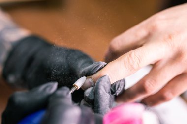 Otomatik elektrikli manikür matkap cilası sökücü. Tırnak cilası için. Tırnak cilası, jöle ve güzellik salonu konsepti.