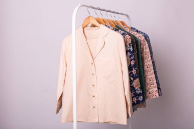 Kıyafet perakende konsepti. Elbise mağazasında kadın pijamaları asılıydı. Pijama dükkanda. Reklam, satış, moda ve alışveriş konsepti.