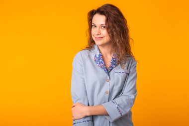 Şirin ve neşeli kadın stüdyo hayatı sarı arka plan duyguları.