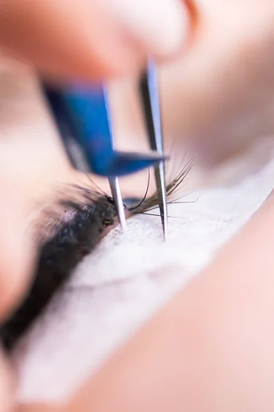 Διαδικασία επέκτασης βλεφαρίδων. Γυναικείο μάτι με μακριές βλεφαρίδες. βλεφαρίδες, κοντινό πλάνο, μακροεντολή, επιλεκτική εστίαση. — Φωτογραφία Αρχείου