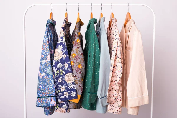 服装零售概念。服装店衣架上的女式睡衣。帕贾马在商店里广告、销售、时尚和购物概念. — 图库照片