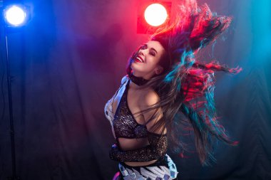 Güzel, geleneksel bir bayan dansçının sanat portresi. Etnik dans. Göbek dansı. Kabile dansı.