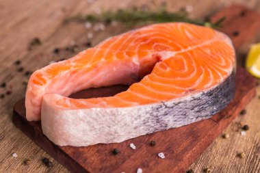 Tahtada çiğ somon bifteği. Sağlıklı gıda, diyet ve Akdeniz mutfağı kavramı