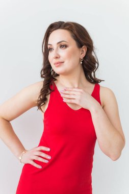 Beyaz stüdyoda zarif saç stili olan esmer bir kadının moda çekimine yakın çekim. Moda biçimi kavramı.