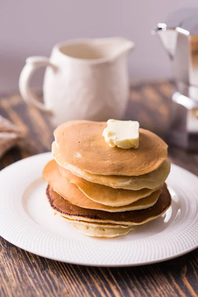 Haufen leckerer Pfannkuchen mit Butter. Frühstückskonzept. — Stockfoto
