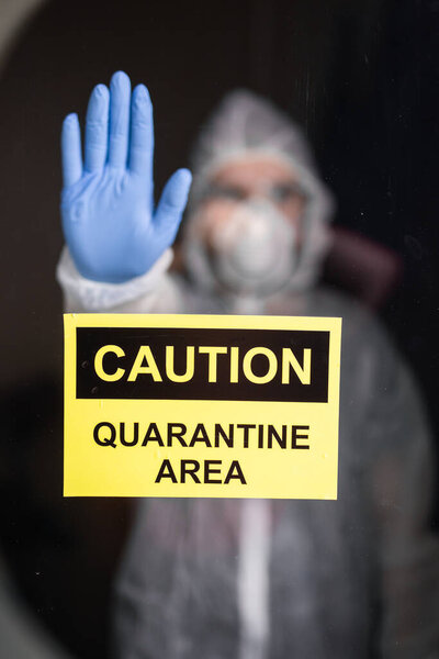 Человек в защитном костюме и в защитной медицинской маске показывает стоп-жест. Эпидемиолог показывает жест нет. Остановить коронавирус или ковид-19 и пандемию. Сиди дома. Карантинная концепция
.