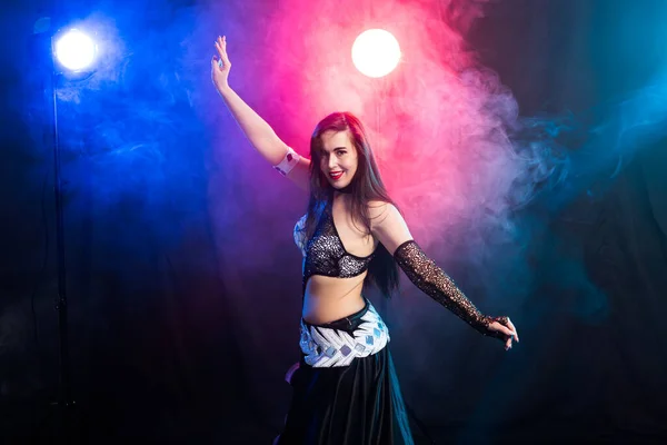 Hastáncosnő. Fiatal vonzó nő táncol törzsi fúzió a színpadon. Keleti egzotikus tánc. — Stock Fotó