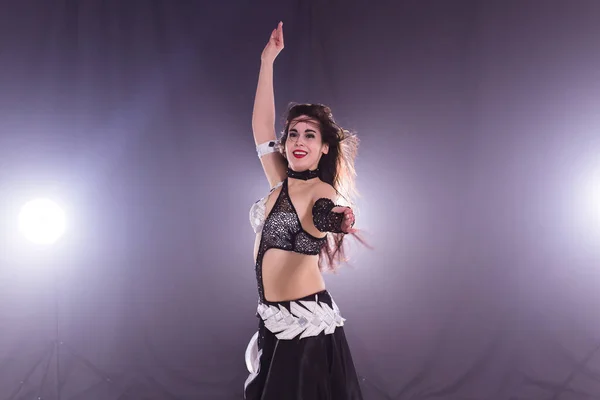 Χορεύτρια κοιλιάς. Νεαρή ελκυστική γυναίκα χορεύει φυλετική συγχώνευση στη σκηνή. Ανατολικός εξωτικός χορός. — Φωτογραφία Αρχείου
