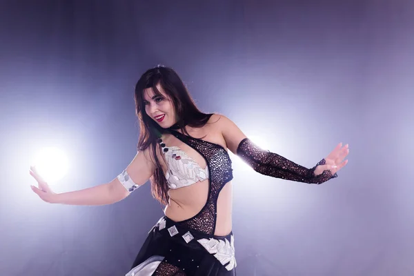 Břišní tanečnice. Mladá atraktivní žena tančí kmenovou fúzi na jevišti. Orientální exotický tanec. — Stock fotografie