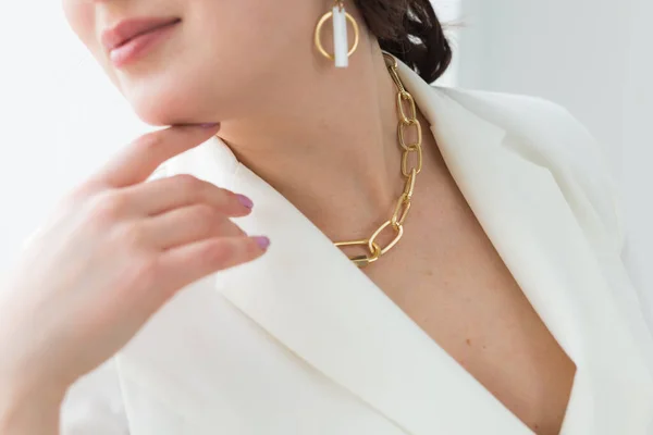 Primo piano della donna che indossa una collana d'oro. Concetto di gioielli, bigiotteria e accessori . — Foto Stock