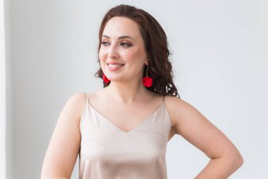 Küpeli zarif bir kadın, yakın portre. Aksesuarlar, mücevherler ve bijouterie konsepti.