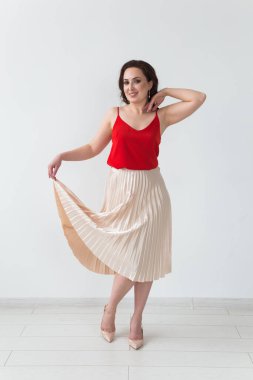 Beyaz stüdyoda zarif saç stili olan esmer bir kadının moda çekimine yakın çekim. Moda biçimi kavramı.