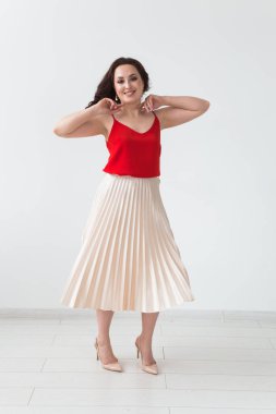 Beyaz stüdyoda zarif saç stili olan esmer bir kadının moda çekimine yakın çekim. Moda biçimi kavramı.