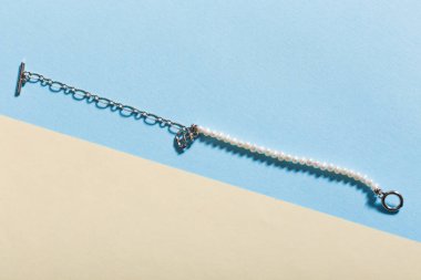 Mükemmel aksesuarlar. Moda mücevher seti. Moda mücevherleri ve bijouterie. Üst görünüm.