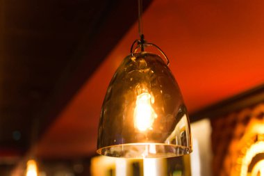 Güzel avize. Tavanın altında asılı modern avize.