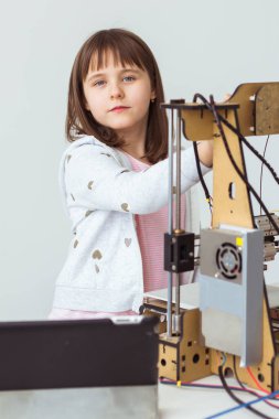 Çocuk öğrenci ürünü 3D yazıcıda yapıyor. Okul, teknoloji ve bilim konsepti.