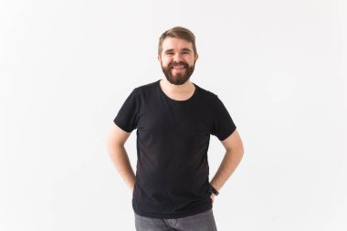 Neşeli adam mutlu bir şekilde gülümsedi, beyaz stüdyo geçmişinden daha heyecanlı bir ifade takındı. Tatil, gençlik, duygu konsepti.