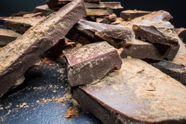 Büyük çikolatalı kakao, büyük parçalar. Tatlı, şeker, karbonhidrat ve yağ kavramı.