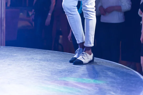 Dansende schoenen voeten en benen van mannelijke balzaal en Latijnse salsa danseres dansleraar op het podium. Sociale dans, bachata solo en kizomba concept — Stockfoto