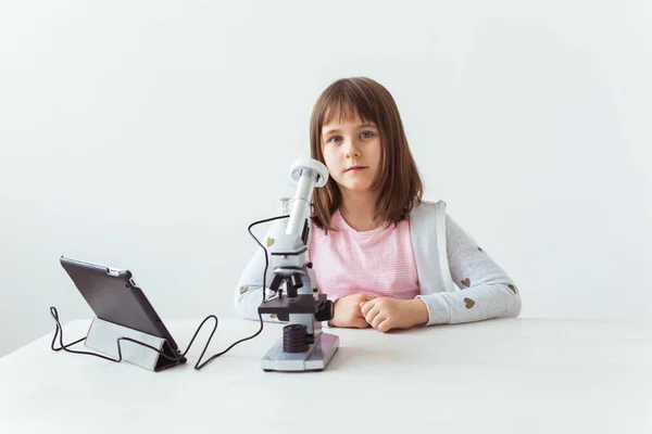 デジタル顕微鏡を使って理科の授業で子供の女の子。テクノロジー、子供、学習コンセプト. — ストック写真
