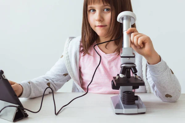Niña en clase de ciencias usando microscopio digital. Tecnologías, niños y concepto de aprendizaje . —  Fotos de Stock