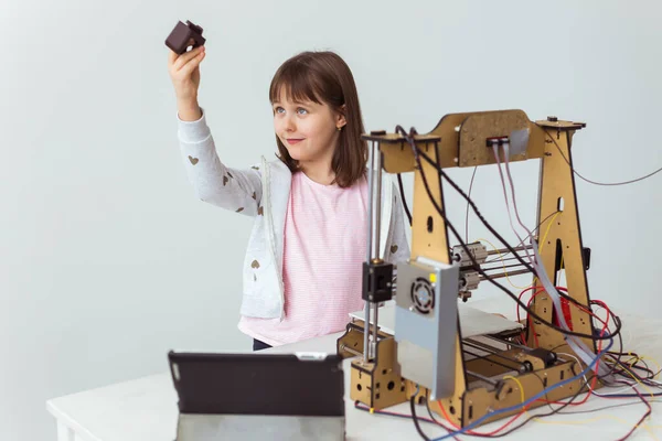 Niño estudiante hace el artículo en la impresora 3D. Escuela, tecnologías y concepto de ciencia . — Foto de Stock