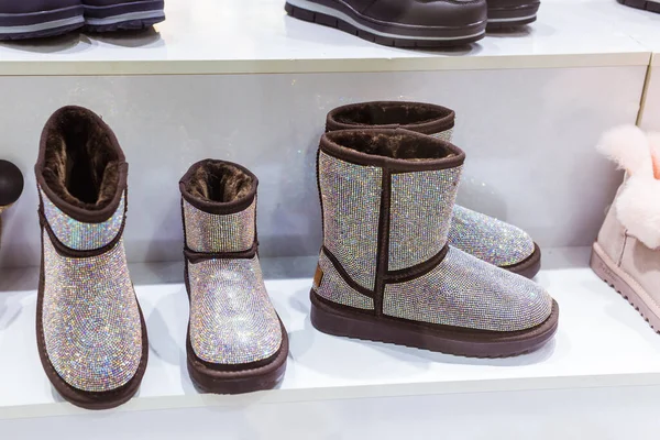 Ugg de plata en el escaparate, zapatos calientes de invierno femeninos. Ropa de invierno, moda y concepto de temporada fría . — Foto de Stock