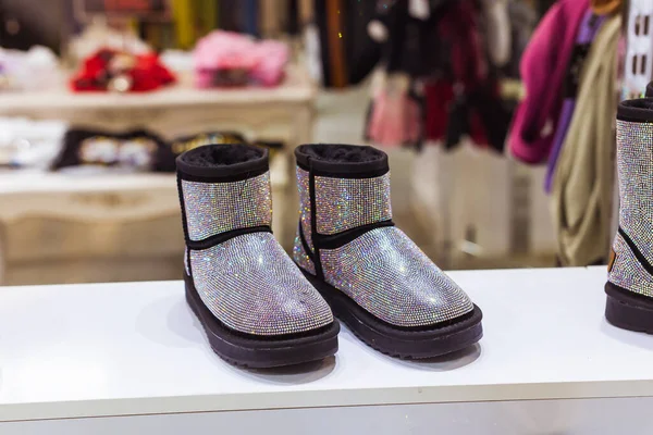 Ugg de plata en el escaparate, zapatos calientes de invierno femeninos. Ropa de invierno, moda y concepto de temporada fría . — Foto de Stock
