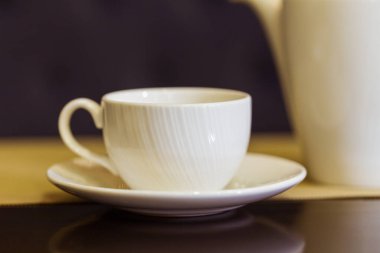 Çay fincanı ve çaydanlık masada. Kahvaltı ve saat 5 'te çay. Çay zamanı..