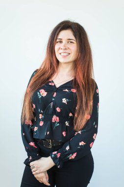 Neşeli ve neşeli komik kızıl saçlı kadın beyaz arka planda gülüyor..