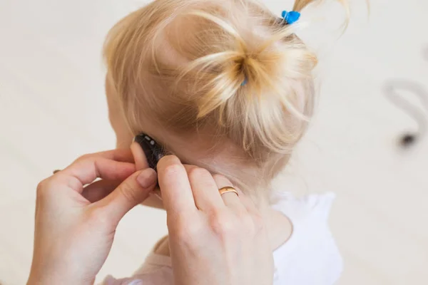 Baby Mädchen mit Hörgerät. Behindertes Kind, Behinderung und Gehörlosigkeit. — Stockfoto