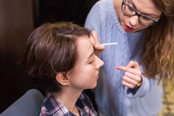 Un maquilleur professionnel dirige une classe de maître pour améliorer les compétences d'un maquilleur débutant. Beauté et concept d'entreprise . — Photo