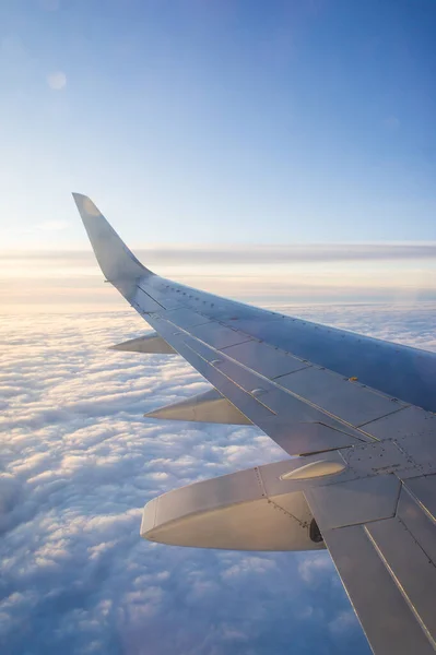 Vingpassagerarplan, blå solig himmel och moln. Resebegrepp. — Stockfoto