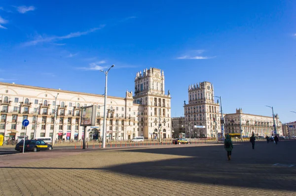 Minsk, Republiek Wit-Rusland - 25 februari 2019: Poorten van Minsk - een architectonisch complex op het stationsplein in Minsk, is een van de symbolen van de stad. — Stockfoto