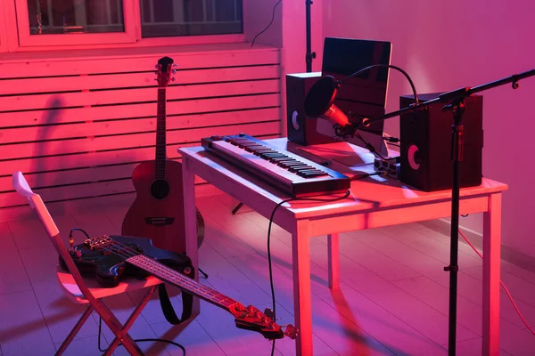 Synthesizer keyboard digital inspelning och gitarrer, hem musik skivstudio koncept. Fritid och hobby koncept. — Stockfoto