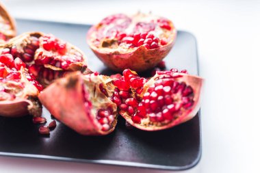 Masada taze olgun nar var. Yakın plan. Meyve, vitamin ve gıda konsepti.