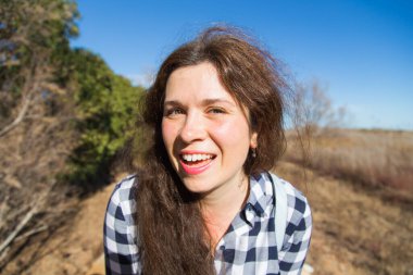 Sıcak bir parkta güneşin tadını çıkaran bir kadın, komik bir portre..