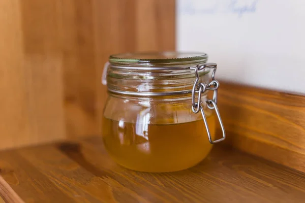 Honingpot staat thuis op de plank. Zoet en dessertconcept. — Stockfoto