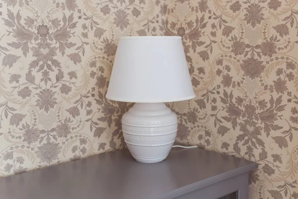 Bílá lampa na nočním stolku. Koncept interiéru. — Stock fotografie