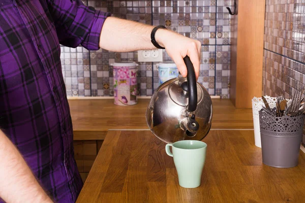 Закрытие человека с котлетой, заваривающей чай на завтрак на домашней кухне. Утро и завтрак . — стоковое фото