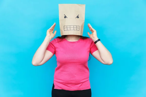 Mujer de pie con un cartón en la cabeza con la cara enojada. Concepto de emociones . — Foto de Stock