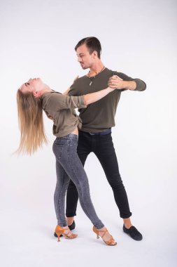 Beyaz arka plan üzerinde Salsa, kizomba ve bachata dansçılar. Sosyal dans kavramı.