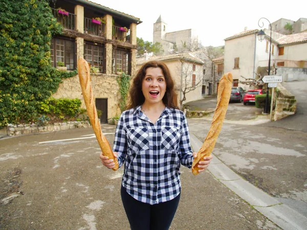 Grappig plaatje van een gekke vrouw die lekker brood eet. Overgewicht, overeten en honger concept. — Stockfoto