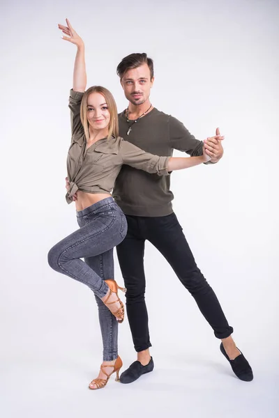 Salsa, kizomba e bachata dançarinos em fundo branco. Conceito de dança social . — Fotografia de Stock