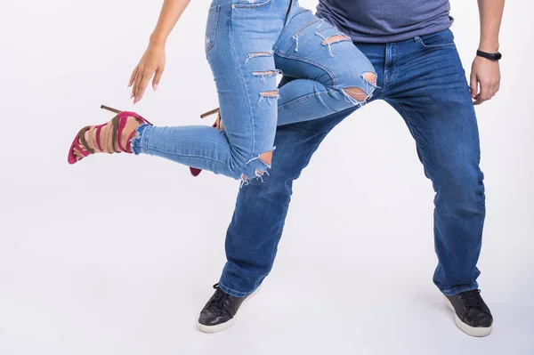 Close-up do casal dançando dança social. Kizomba ou bachata ou semba ou taraxia, sobre fundo branco. Conceito de dança social . — Fotografia de Stock