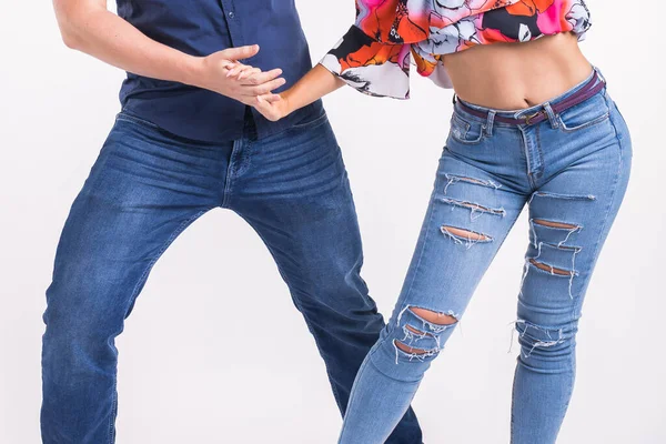 Casal a dançar música latina. Bachata, merengue, salsa e kizomba. Close-up de pernas elegância pose na sala branca . — Fotografia de Stock